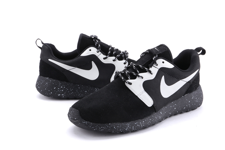 nike rosherun hyp prs qs chaussures noir et blanc (2)